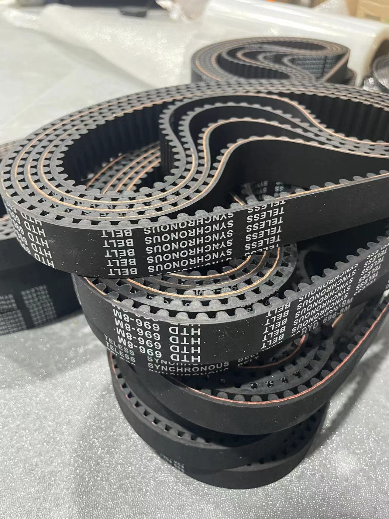 橡膠同步帶和氯丁橡膠同步帶在性能上有哪些具體差異