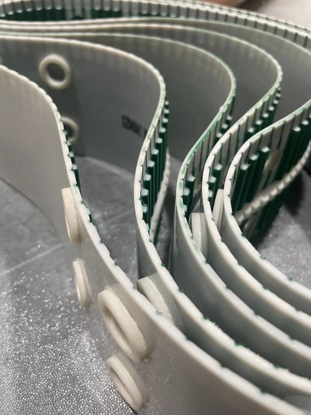 同步帶在極端環(huán)境下的表現(xiàn)：耐寒與耐熱特性